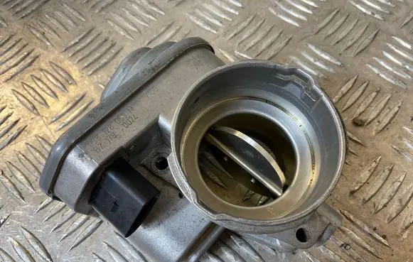 Audi A4 S4 B7 8E 8H Throttle valve 038128063M B21790024
