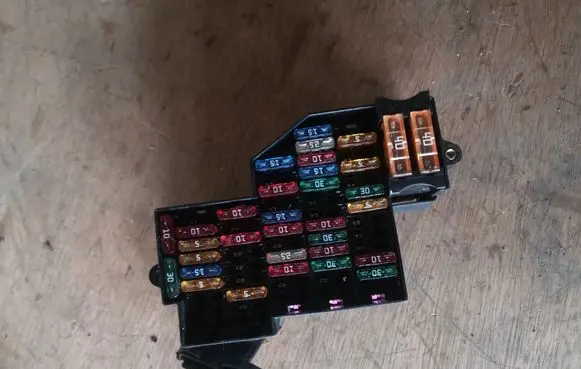 Volkswagen Touareg I Fuse module
