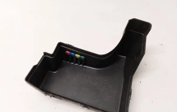 Subaru Impreza II Fuse box cover