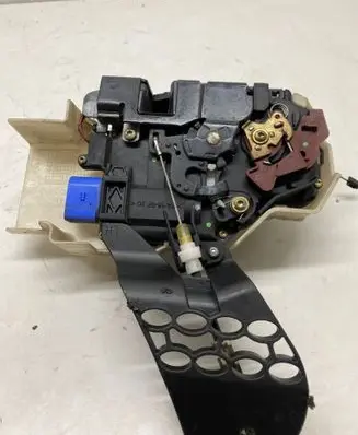 Volkswagen Touareg I Rear door lock 7L0839089 3D4839015