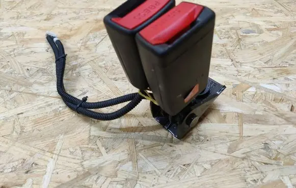 KIA Ceed Middle seatbelt buckle (rear) 
