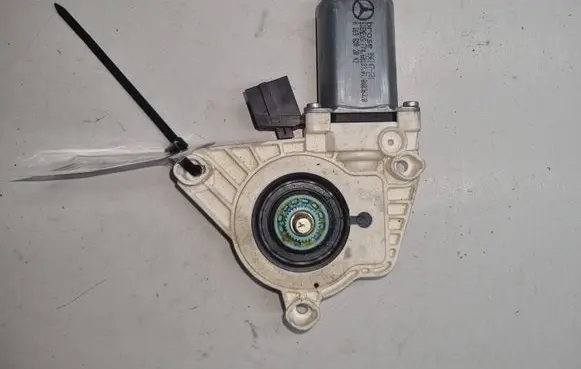 Mercedes-Benz B W245 Rear door window regulator motor 996147101 04036320 A1698202042