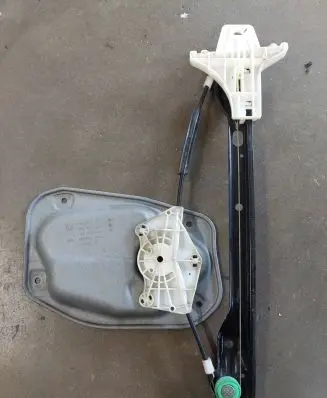 Rear window lifting mechanism without motor