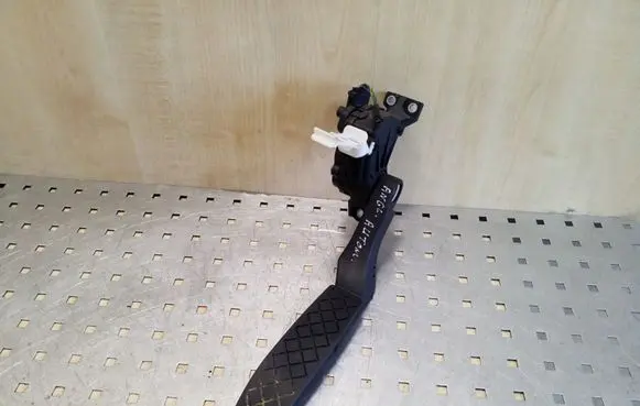 Volkswagen Touareg I Accelerator throttle pedal 7L0723507A 6PV00802626
