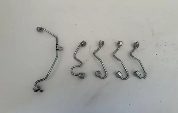 Fuel injector supply line/pipe