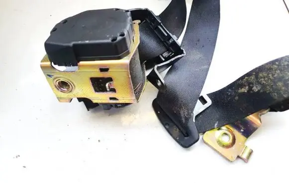 Middle seatbelt (rear)