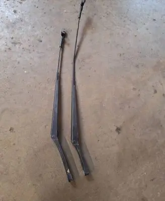 Volkswagen Golf V Front wiper blade arm