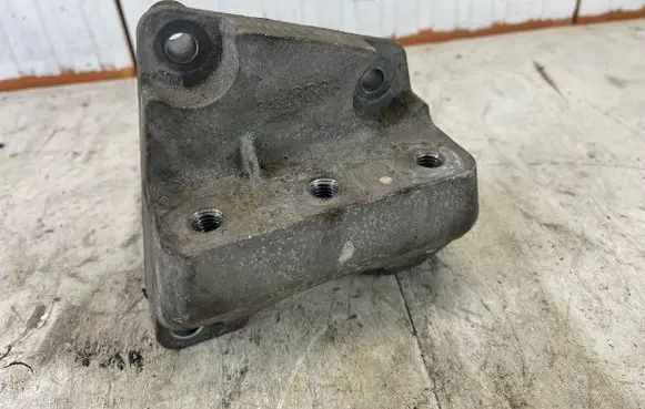 Opel Insignia B Engine mounting bracket 84328336