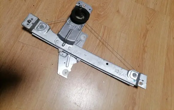 Rear door manual window regulator