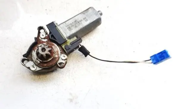 Mercedes-Benz C W203 Seat adjustment motor 0390203001 82028922-4