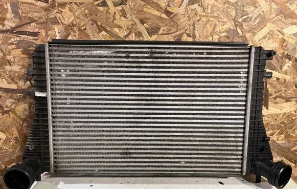 Volkswagen Jetta V Intercooler air channel guide 