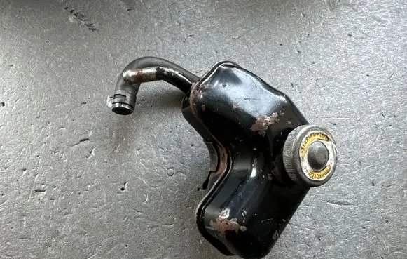 Mitsubishi Pajero Power steering fluid tank/reservoir MB266670