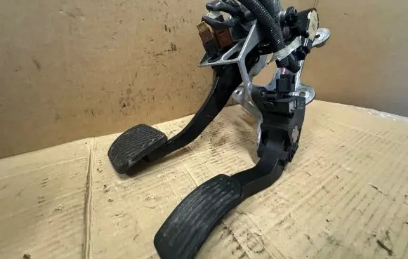Nissan Juke I F15 Pedal assembly 180021KM0B 17511A 00711