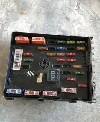 Volkswagen PASSAT B6 Fuse box set