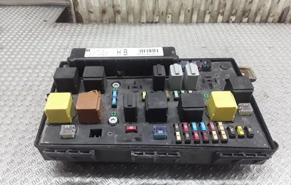 Opel Zafira B Fuse module 13206754