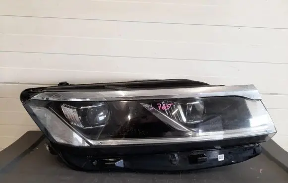 Volkswagen Touareg III Headlight/headlamp