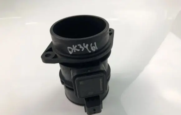 Dacia Sandero Mass air flow meter 8200682558B