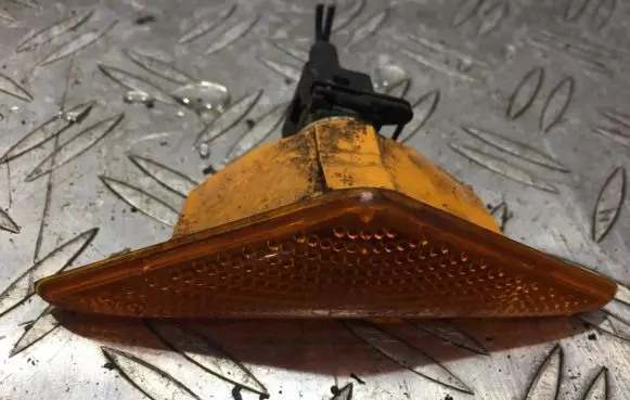 Ford Focus Front fender indicator light