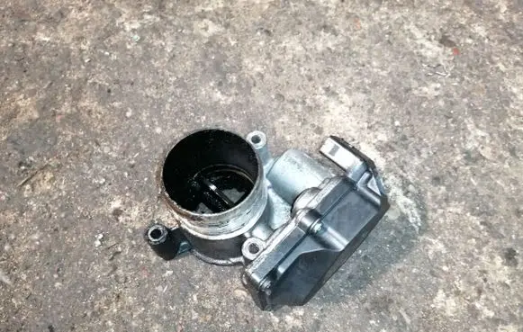 Volkswagen PASSAT CC Throttle valve A2C83076000
