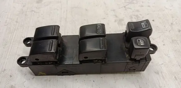 Nissan X-Trail T30 Electric window control switch
