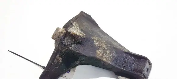 Engine mounting bracket