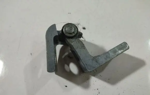 Skoda Octavia Mk2 (1Z) Rear door lower hinge 1Z0833412B