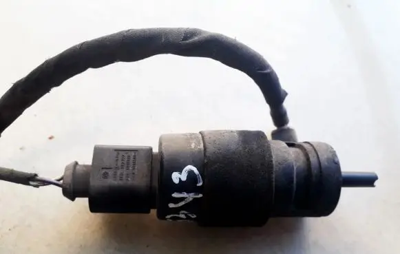 Audi A8 S8 D4 4H Windscreen/windshield washer pump 1K5955651