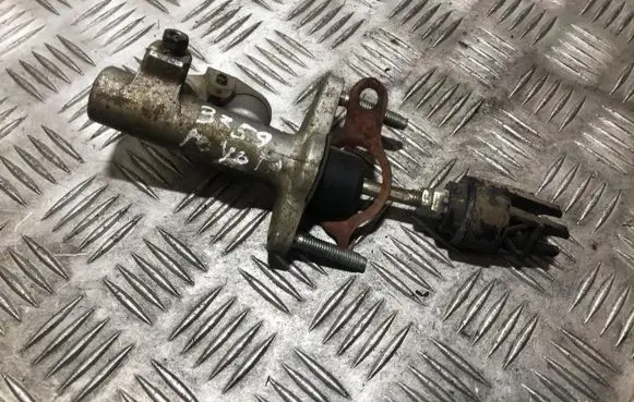 Toyota Hilux (AN10, AN20, AN30) Clutch master cylinder