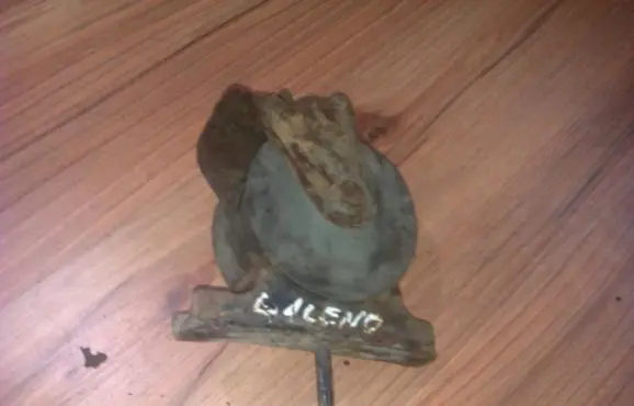 Suzuki Baleno EG Engine mount bracket