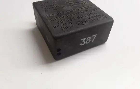 Skoda Fabia Mk1 (6Y) Light relay 5KG00656804 4B0919471