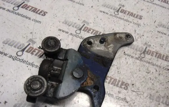Toyota Previa (XR30, XR40) II Sliding door lower roller guide/hinge 