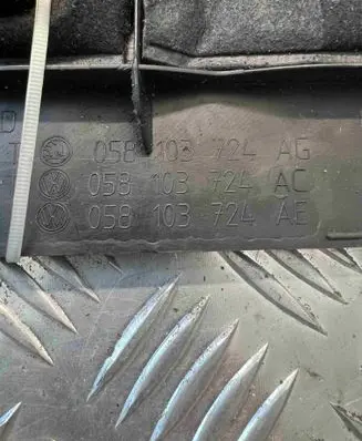 Volkswagen PASSAT B5 Engine cover (trim) 058103724AC