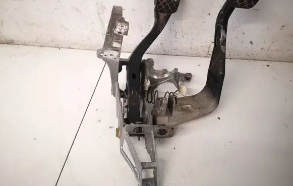Volkswagen PASSAT B5.5 Brake pedal 8D1721117K 8D1721316G