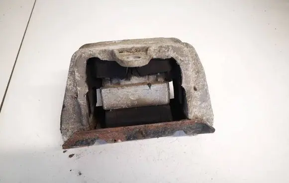Engine mount bracket