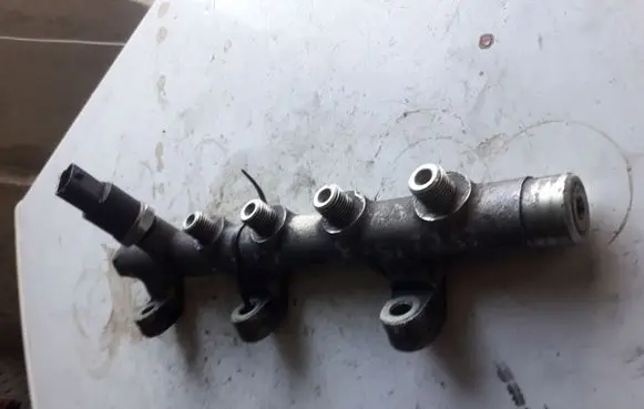 Renault Espace III Fuel distributor 0445214018