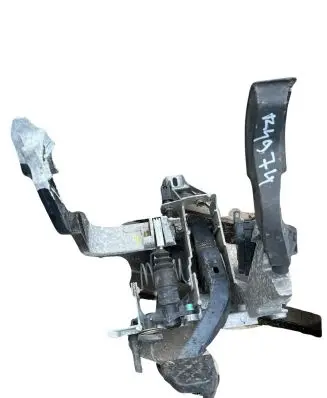 Volkswagen PASSAT B5.5 Pedal assembly 8D1721523F