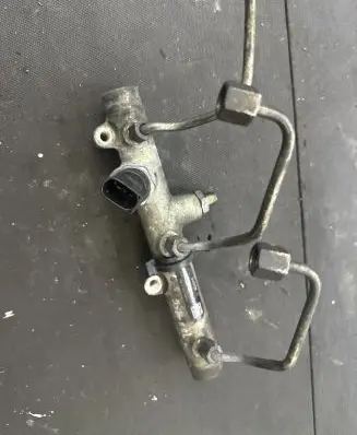 Audi A6 S6 C6 4F Fuel distributor 