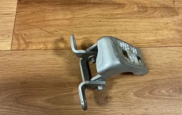 Opel Insignia A Front door upper hinge A046574 0410