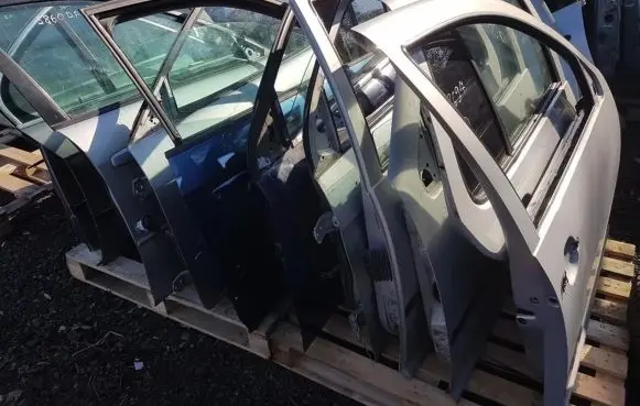 Mazda 6 Front door sidabrines
