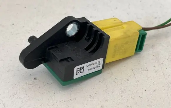 Volkswagen PASSAT B7 Airbag deployment crash/impact sensor 8K0973323S 0810 323S