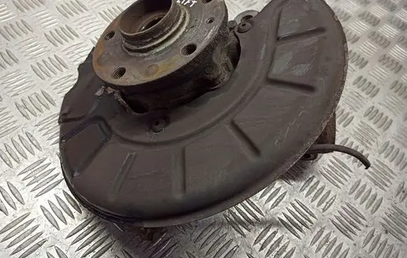Volkswagen Touran I Front wheel hub spindle knuckle