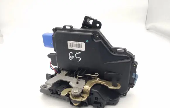 Volkswagen Golf V Rear door lock 7L0839015 CZWL3