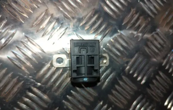Audi A6 S6 C6 4F Battery relay fuse 4F0915519