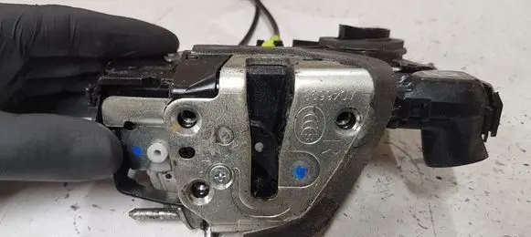 Toyota Avensis T270 Front door lock
