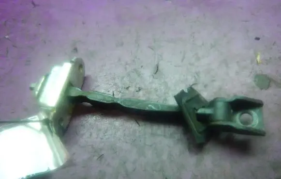 Skoda Octavia Mk2 (1Z) Front door check strap stopper