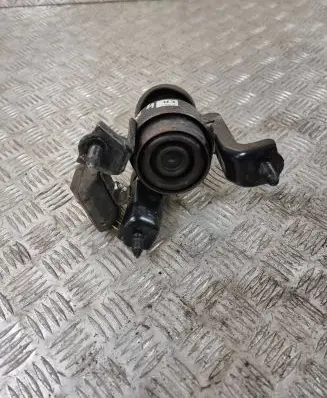Toyota RAV 4 (XA50) Engine mount bracket