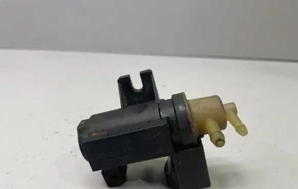 Opel Insignia A Turbo solenoid valve 55575611