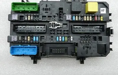 Opel Zafira B Fuse box set 13206758