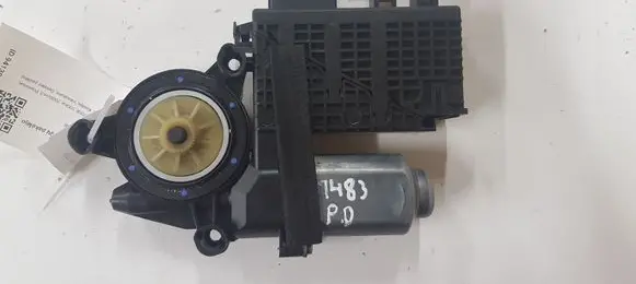 Citroen C4 I Picasso Front door window regulator motor 9682495580 00587308