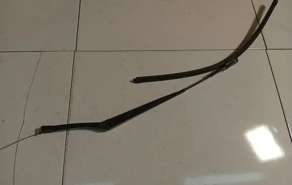 Volkswagen Golf V Front wiper blade arm 1Q1955409